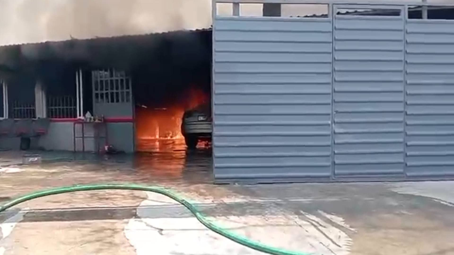 Incendio en Taller de Autos Genera Movilización de Cuerpos de Emergencias en Poza Rica, Veracruz