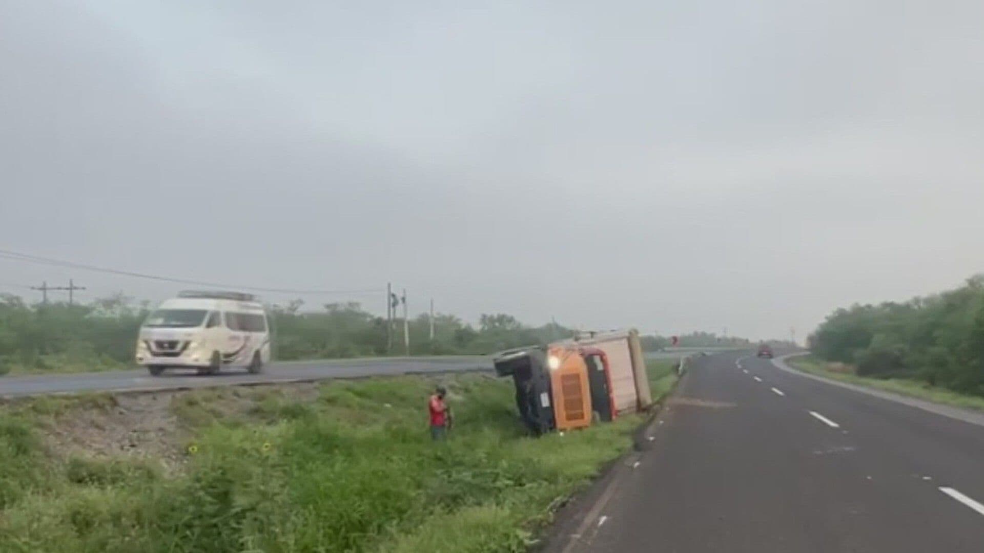 Vuelca Camión, No Hay Lesionados en Carretera Nacional en Montemorelos