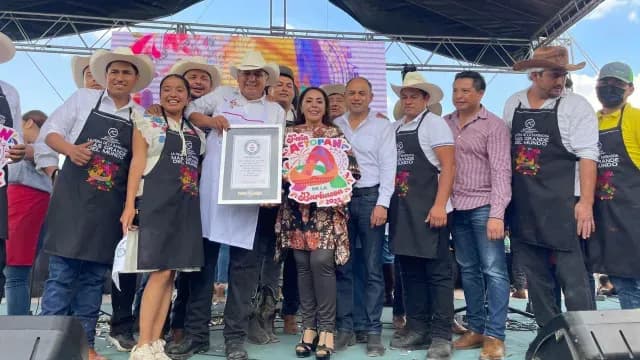 La Feria de la Barbacoa de Actopan impuso el récord de la fila más larga de tacos de barbacoa. Foto: Facebook ImeldaCuellarC