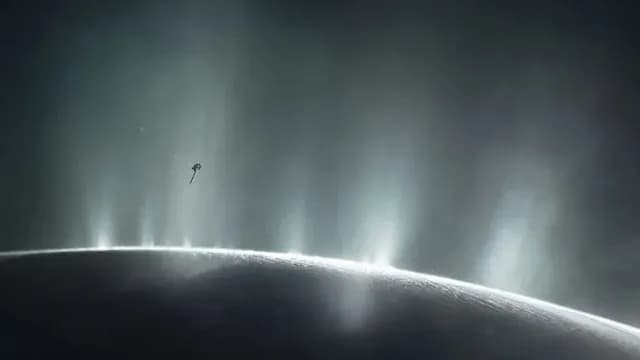Fotografía de los géiseres de Encélado tomada por la sonda Cassini en 2005