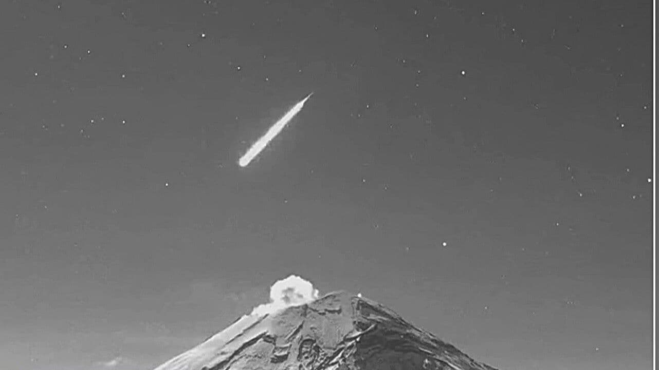 VIDEO: Estrella Fugaz Cruza Sobre el Popocatépetl; Así Fue el Momento