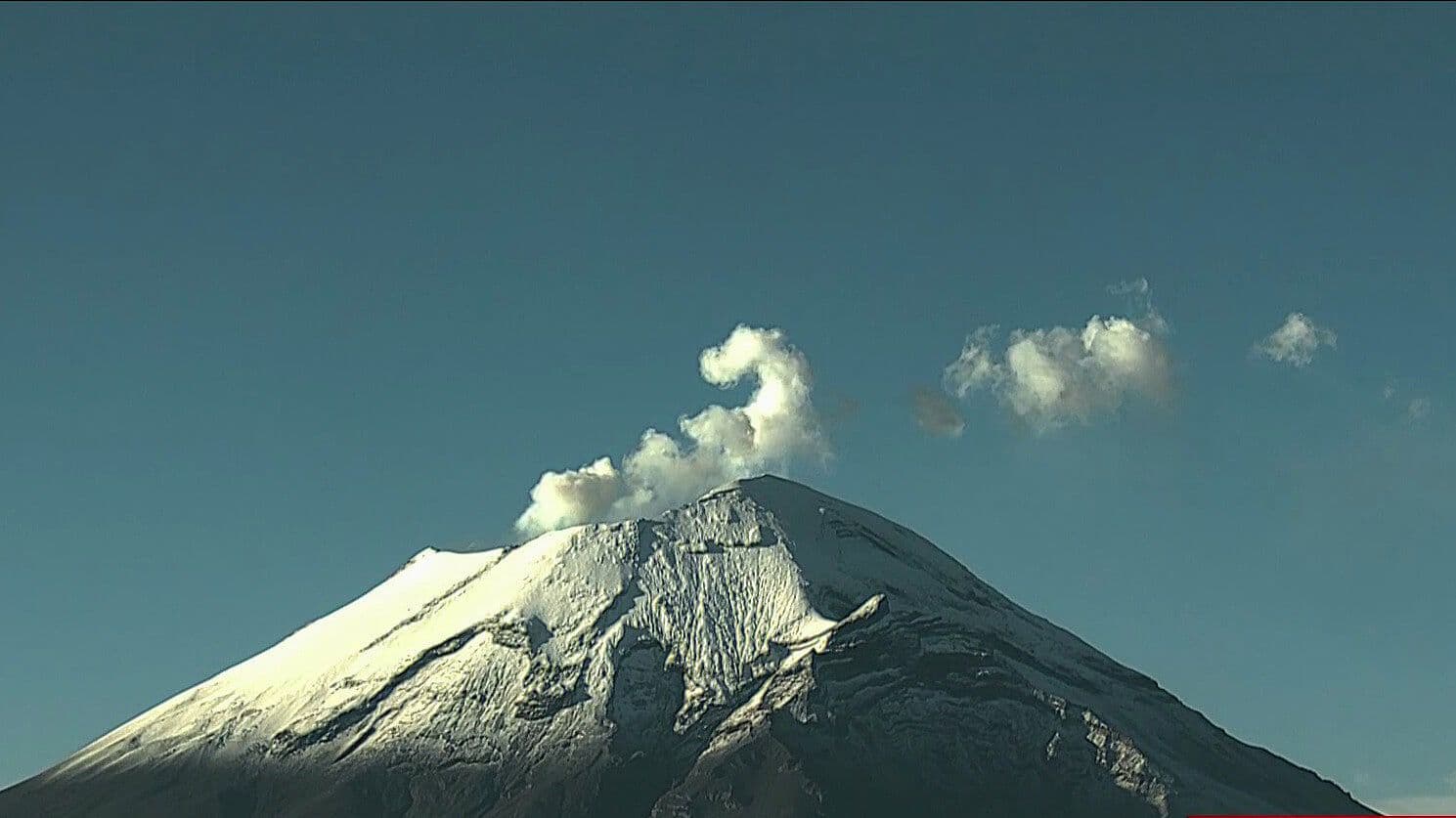 VIDEO: Así Amanece Hoy el Popocatépetl Tras Explosiones de Material Incandescente