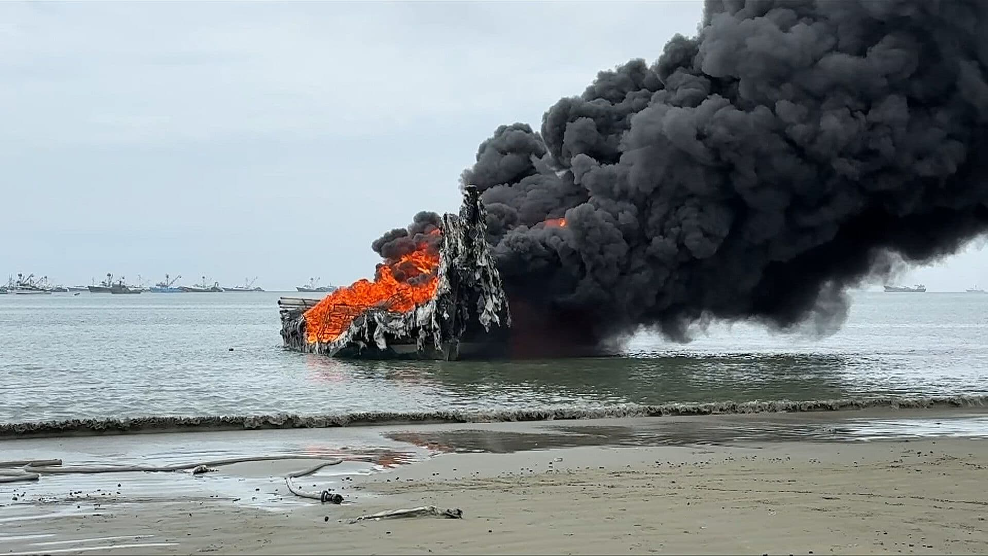 Barcos Siguen Siendo Consumidos por Llamas tras Histórico Incendio en Ecuador