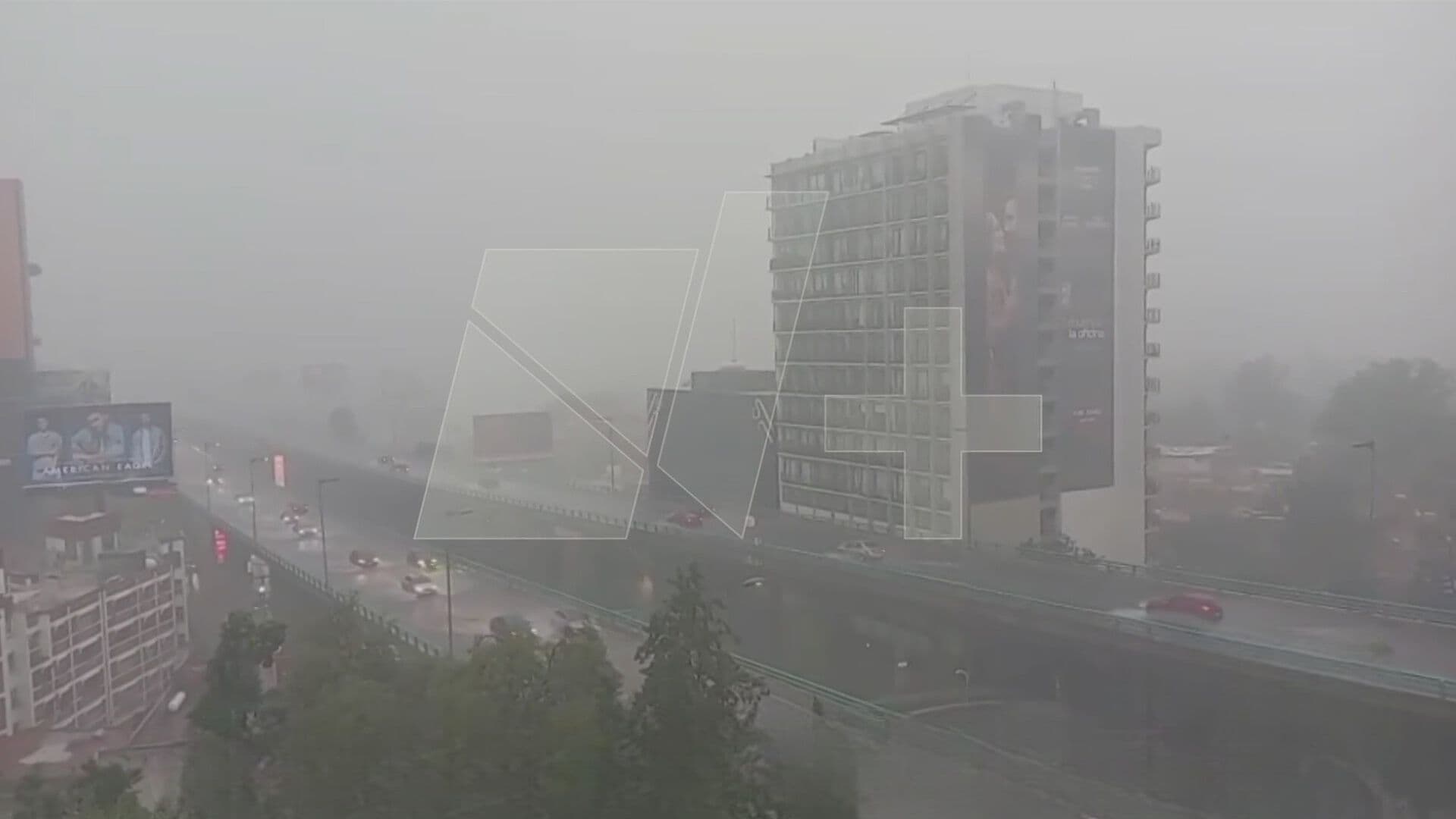 Tormenta Eléctrica y Encharcamientos Complican el Tránsito en Periférico Sur, CDMX