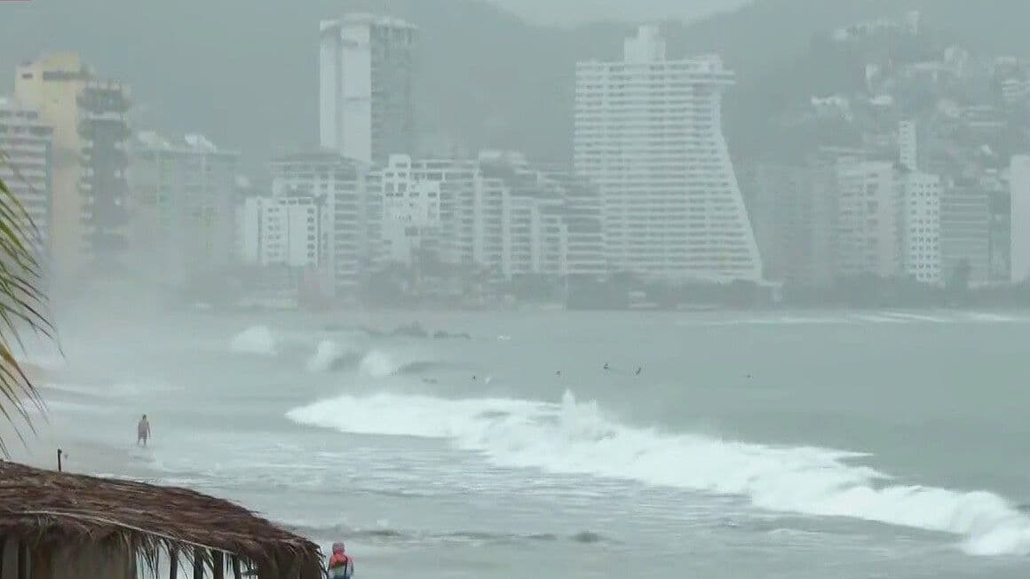 Así se Ven las Fuertes Olas en Acapulco, Guerrero, por la Tormenta Tropical Boris