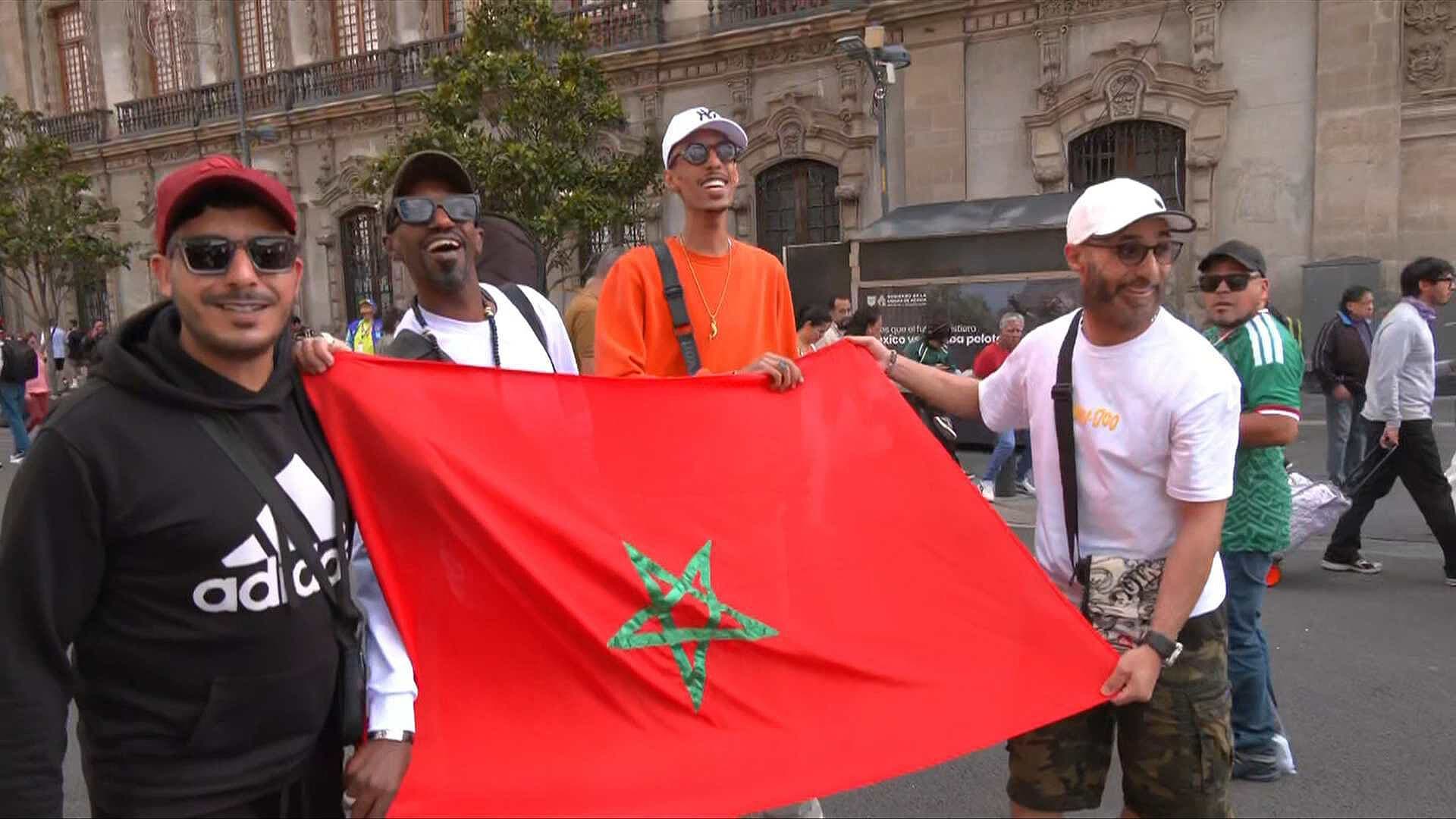 Aficionados Extranjeros Elogian el Ánimo de los Mexicanos desde el Zócalo de CDMX