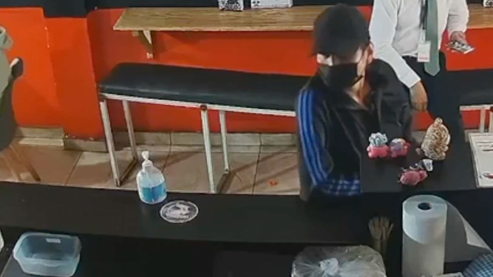 Sujeto Roba Teléfono Celular de un Negocio en San Martín Texmelucan, Puebla