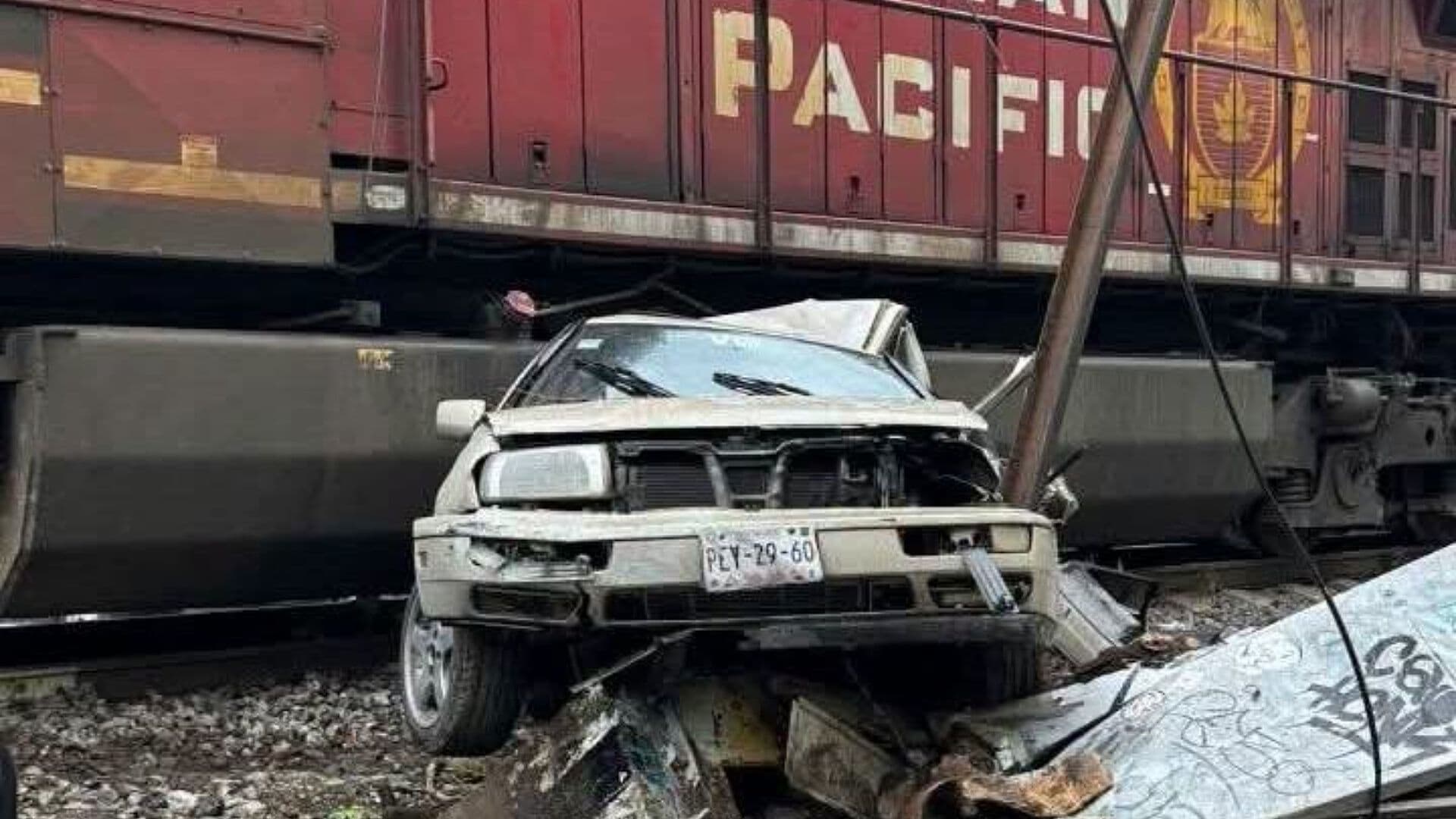 Tren Embiste y Proyecta Auto que Intentó Ganarle el Paso en Jardines de Morelos, Ecatepec