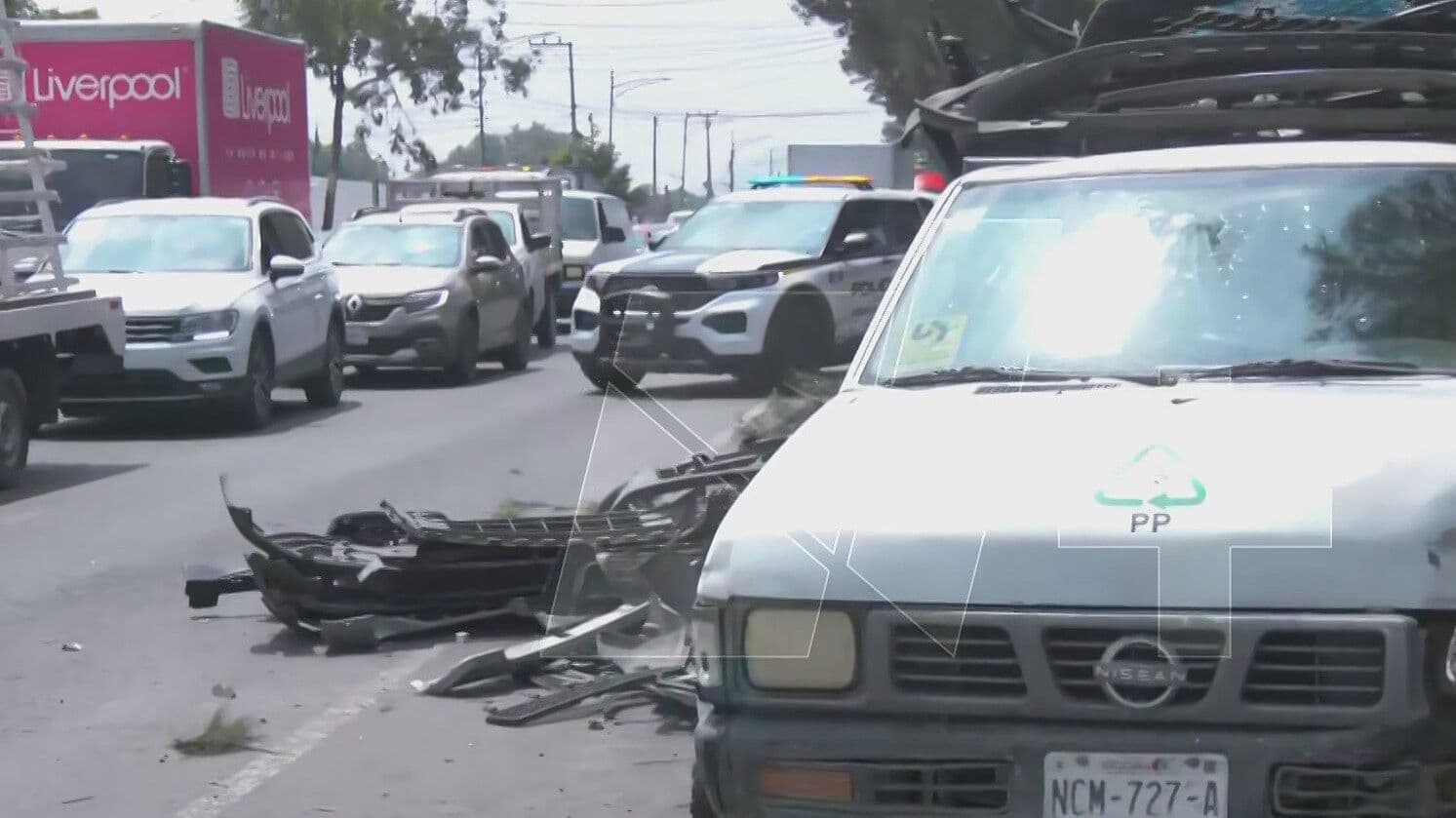 Camioneta Vuelca en Iztapalapa Tras Quedarse Sin Frenos; Termina Junto a Puesto de Comida