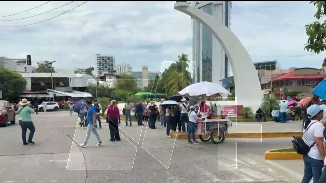CETEG Bloquea la Costera Miguel Alemán; Realiza Pintas y Vandaliza Patrulla