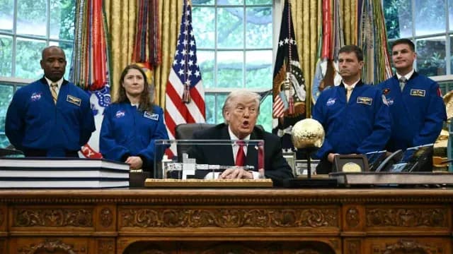 Los astronautas de Artemis II en la Oficina Oval con Donald Trump