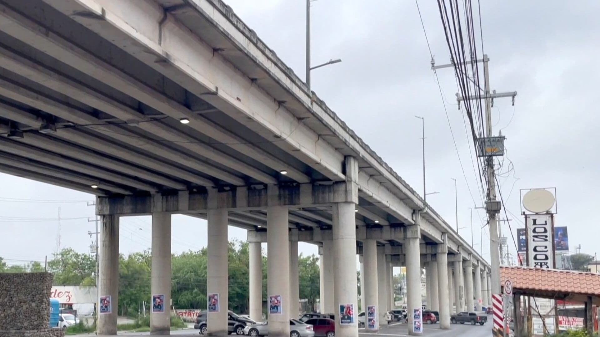 Colectivo de Busqueda en Reynosa Coloca Estampas de Desaparecidos en Puente Broncos