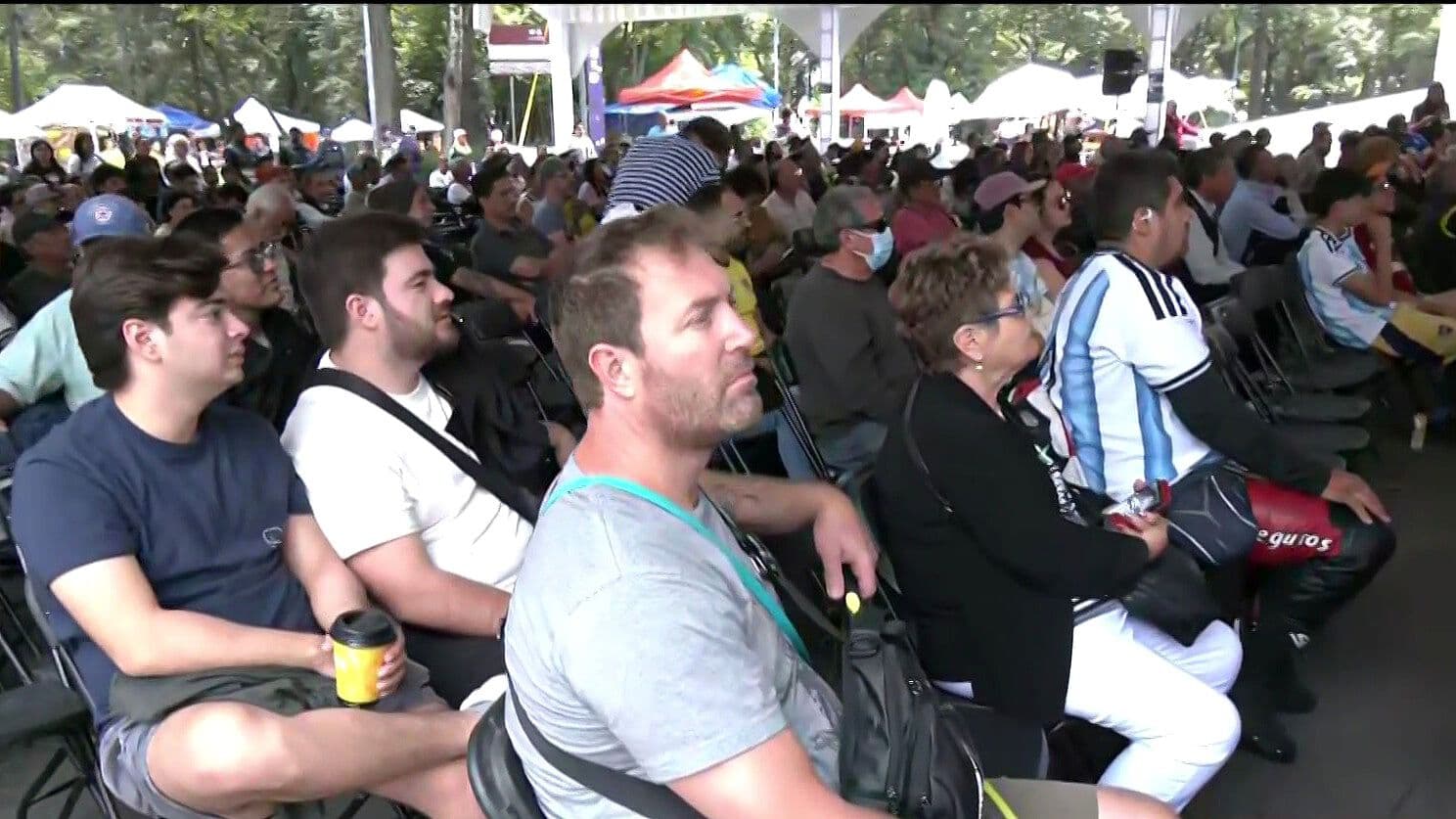 Aficionados Disfrutan Partido de Argentina vs Austria en Parque La Bombilla
