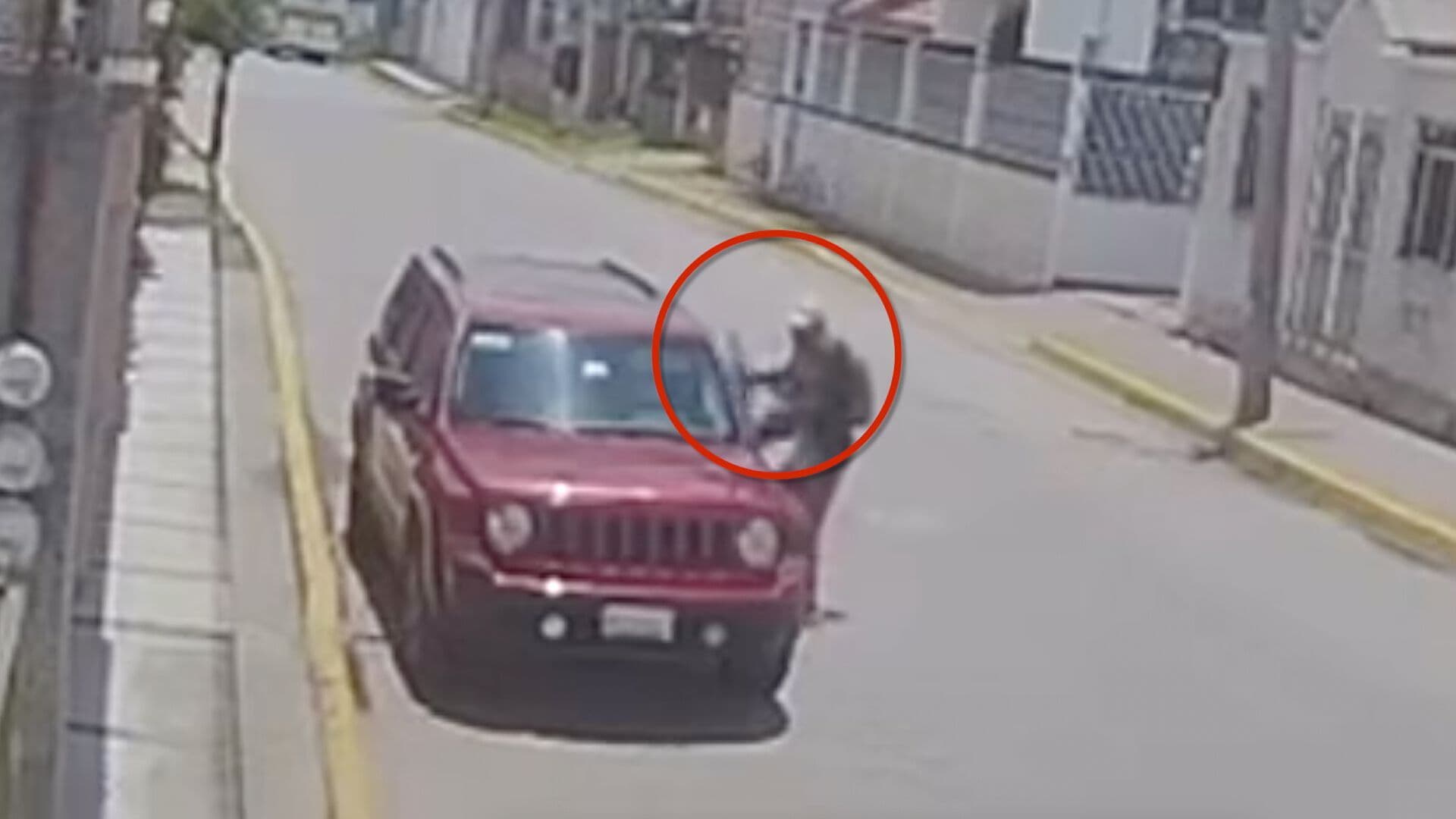 Sujeto Amaga a Hombre con Pistola para Robarle su Camioneta en Cuautlancingo, Puebla