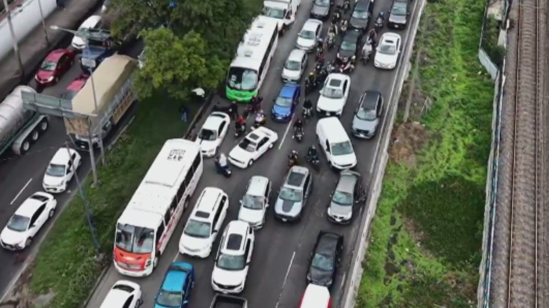 Calzada Zaragoza Desde el Aire: Bloqueo Genera Caos Vial en Iztapalapa, CDMX