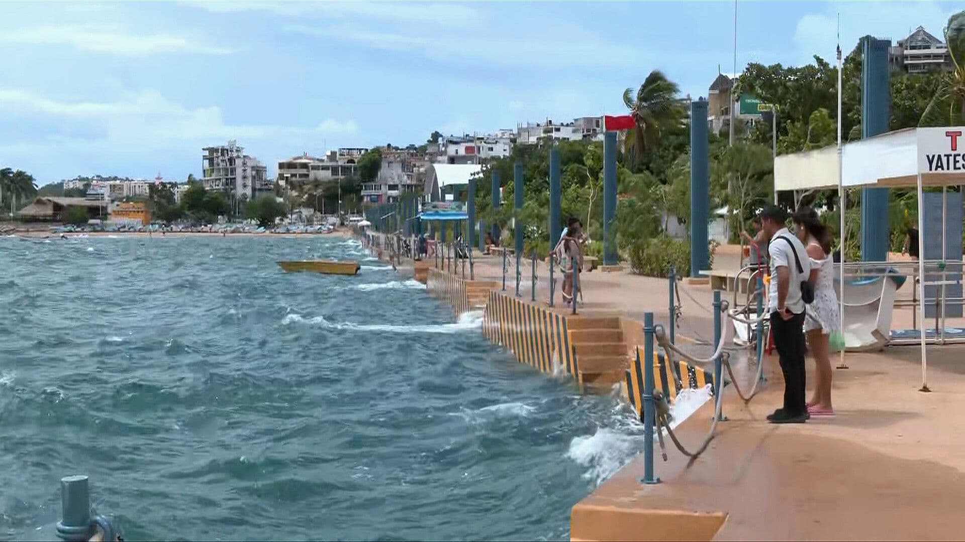Así se Ve el Fuerte Oleaje en el Puerto de Acapulco por el Huracán Polo