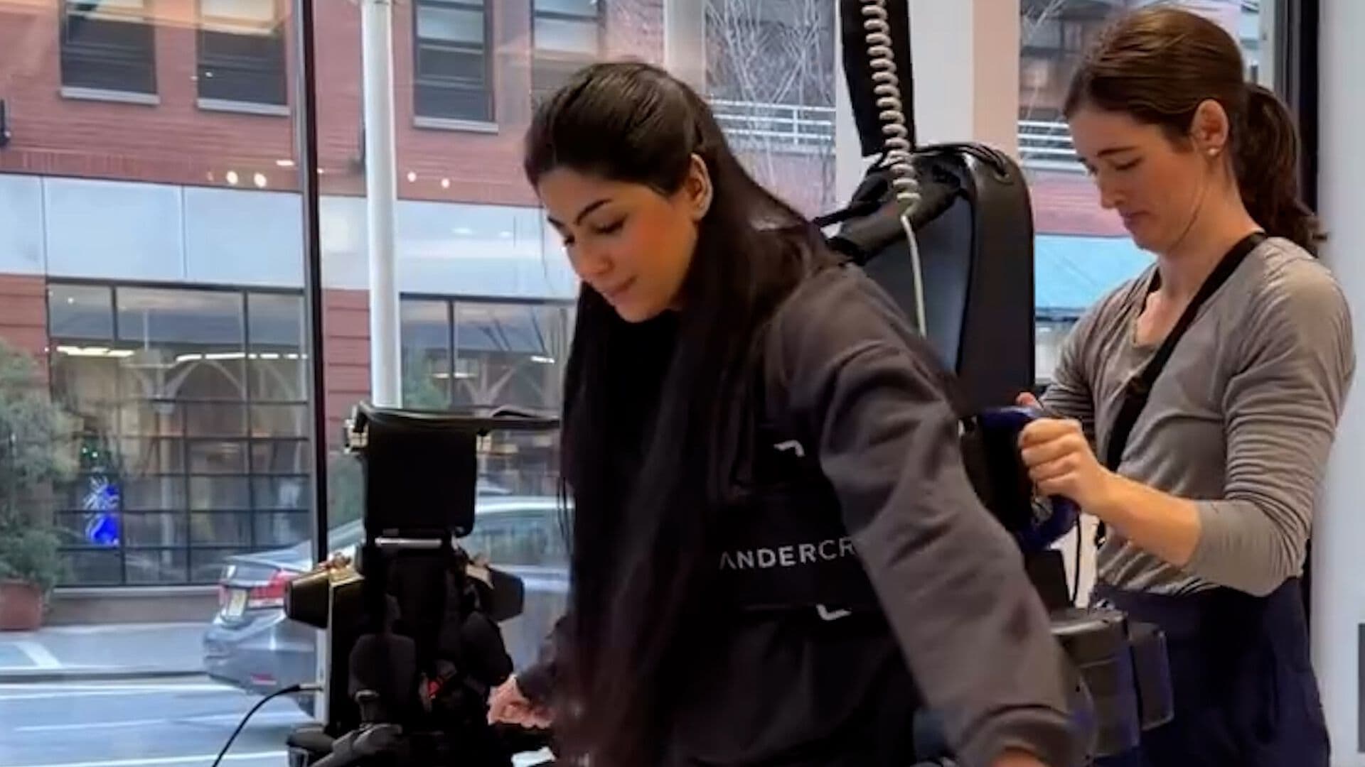 Mujer en Estados Unidos Usa Exoesqueleto para Volver a Caminar