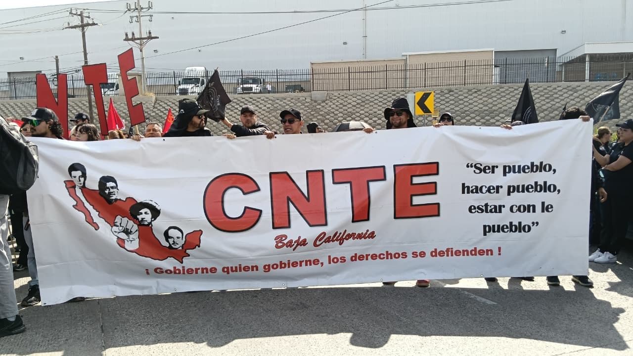 Docentes de la CNTE Bloquean Acceso a la Garita de Exportación de Otay en Tijuana