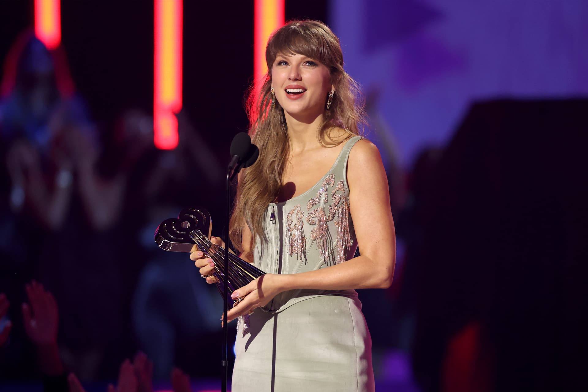 Taylor Swift Sorprende en el Estreno de ‘Toy Story 5’: Canciones que Cantó en Vivo