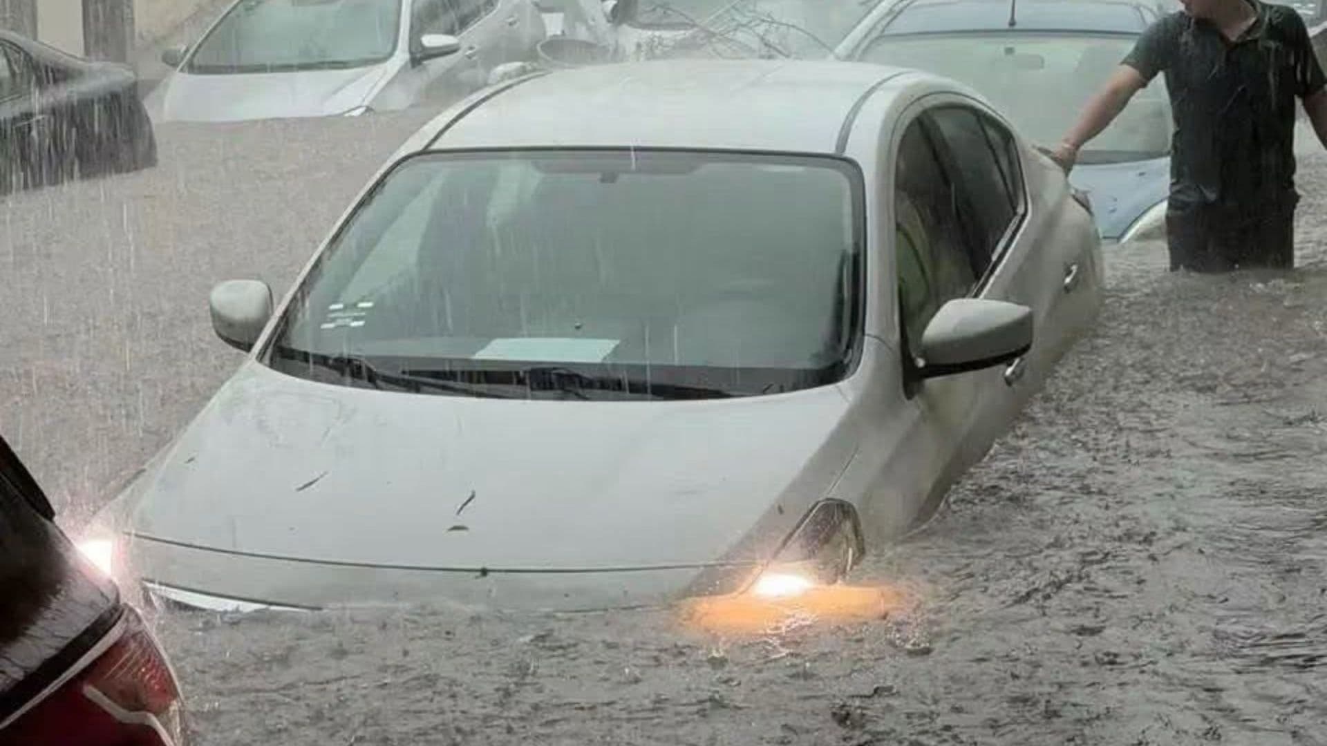 Tormenta en San Nicolás de los Garza Inunda Casas, Tira Árboles y Hace Flotar Autos