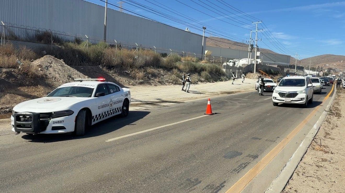 Volcadura de Camión de Pasajeros Deja 26 Lesionados en Carretera Libre Tijuana-Tecate