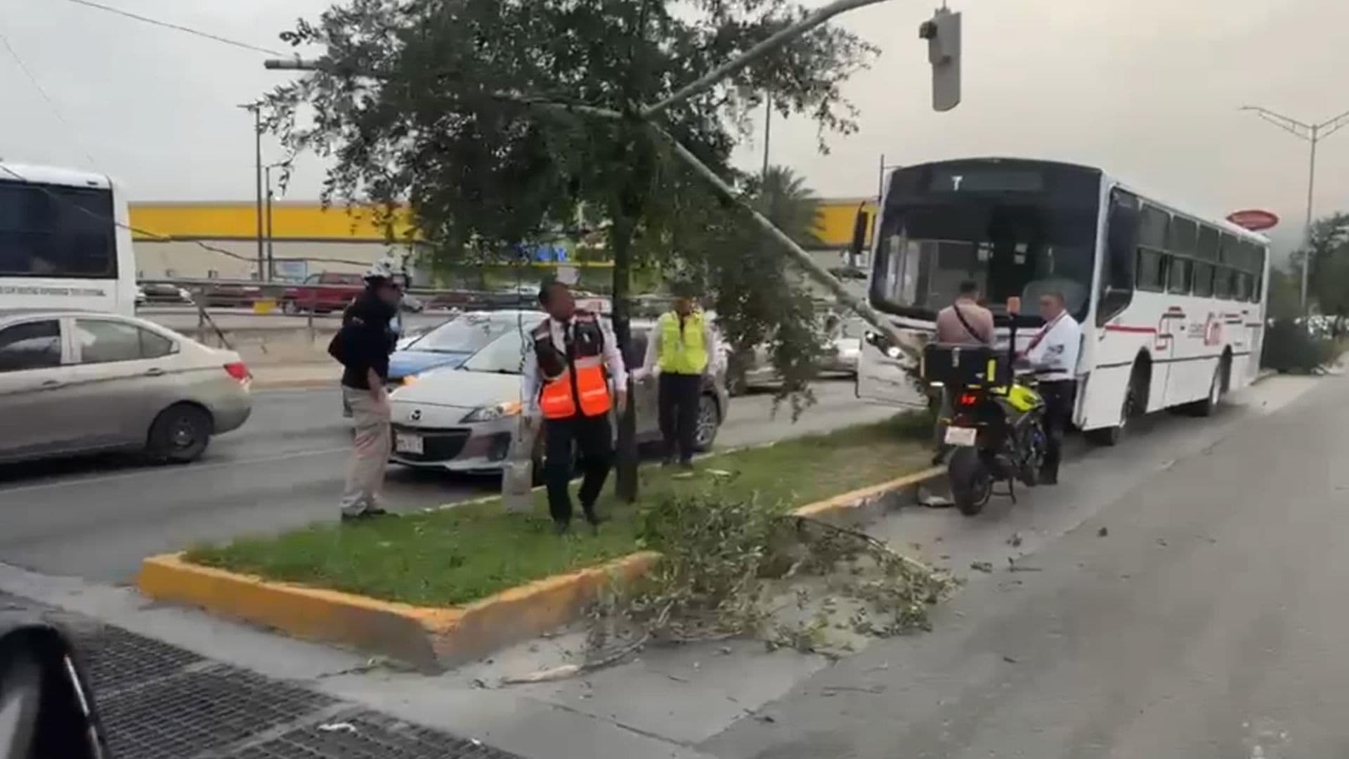 Camión de Personal Derrapa, Derriba Árboles y Luminaria en Guadalupe, Nuevo León