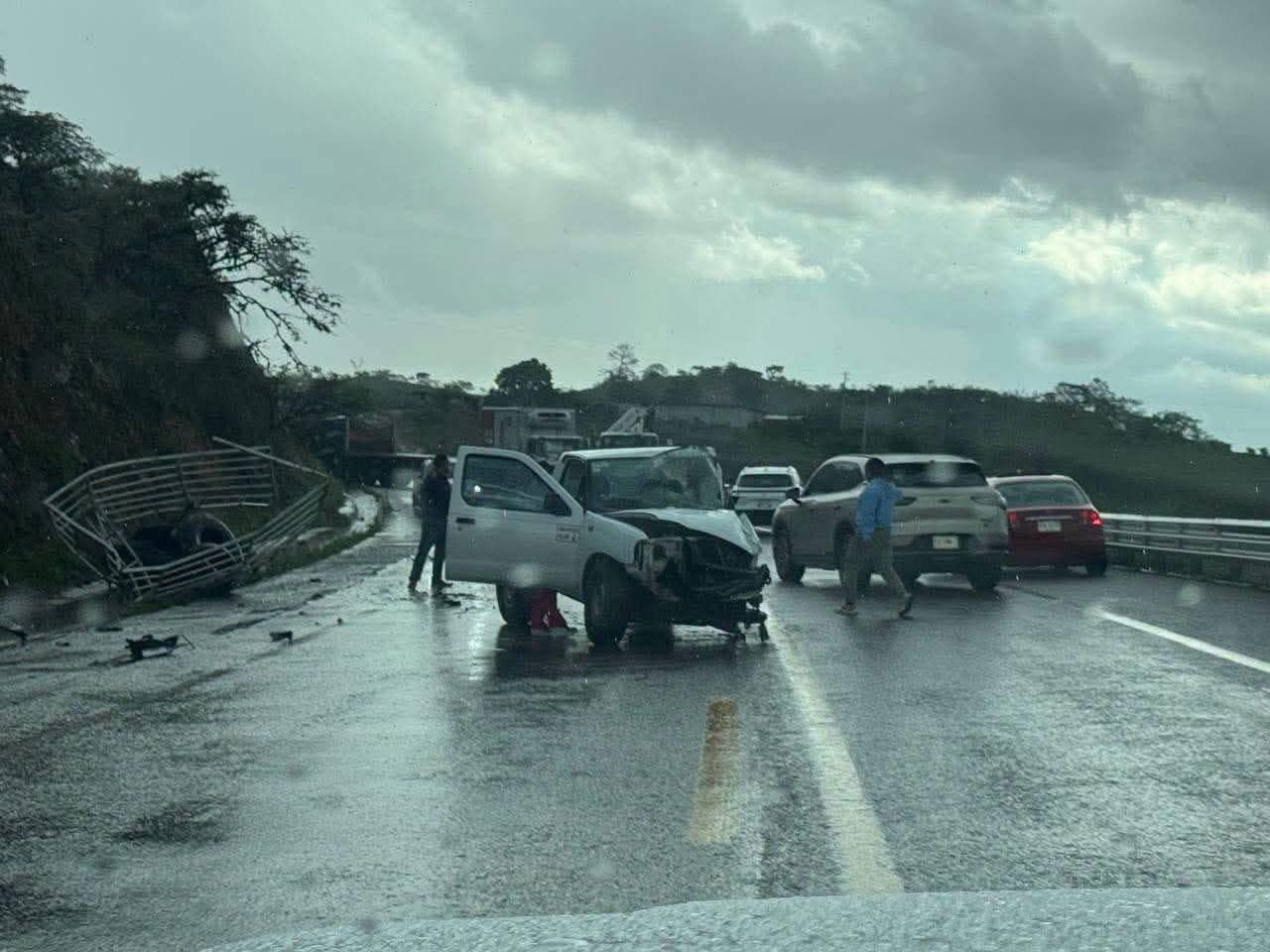 Chocan de Frente Camioneta de Redilas y Tráiler en Autopista Cuacnopalan-Oaxaca