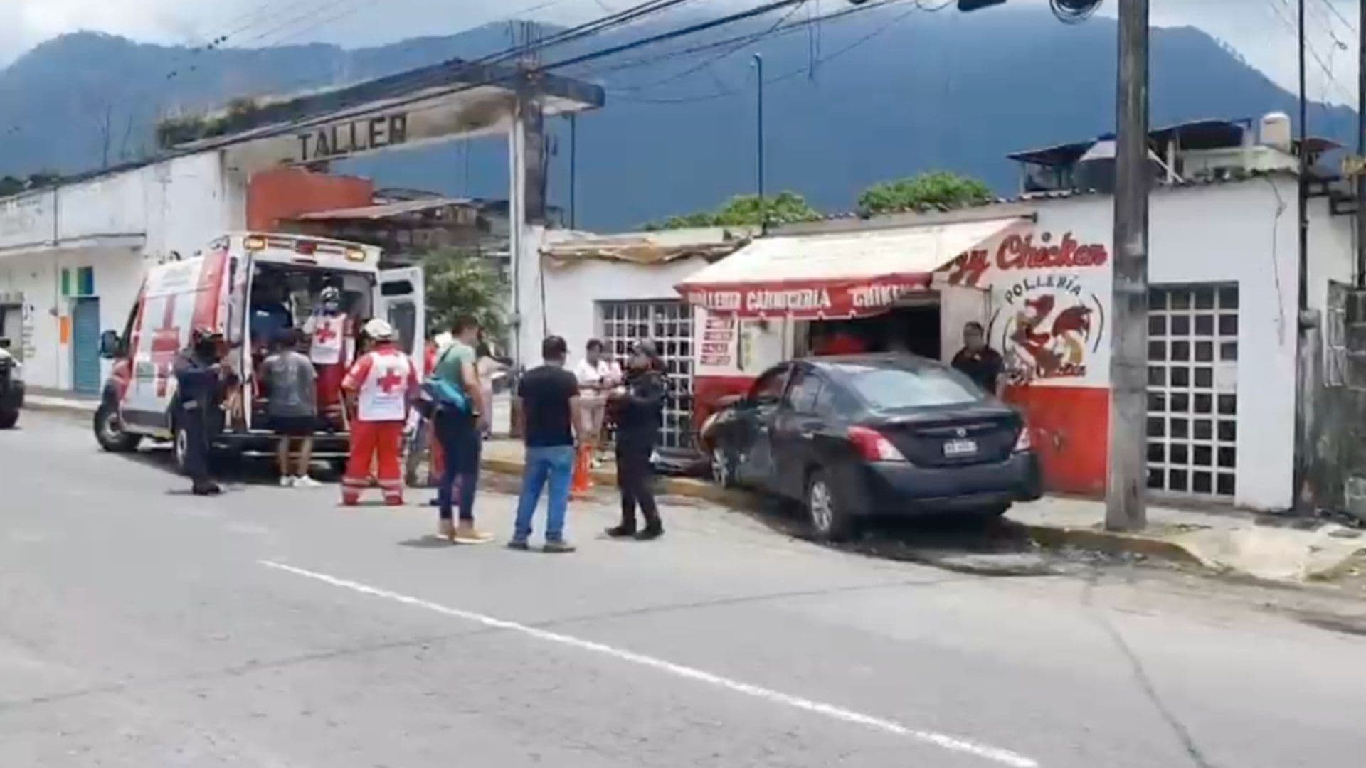Choque Automovilístico Provoca Derrame de Manteca Hirviendo en Veracruz; Hay Cuatro Quemados