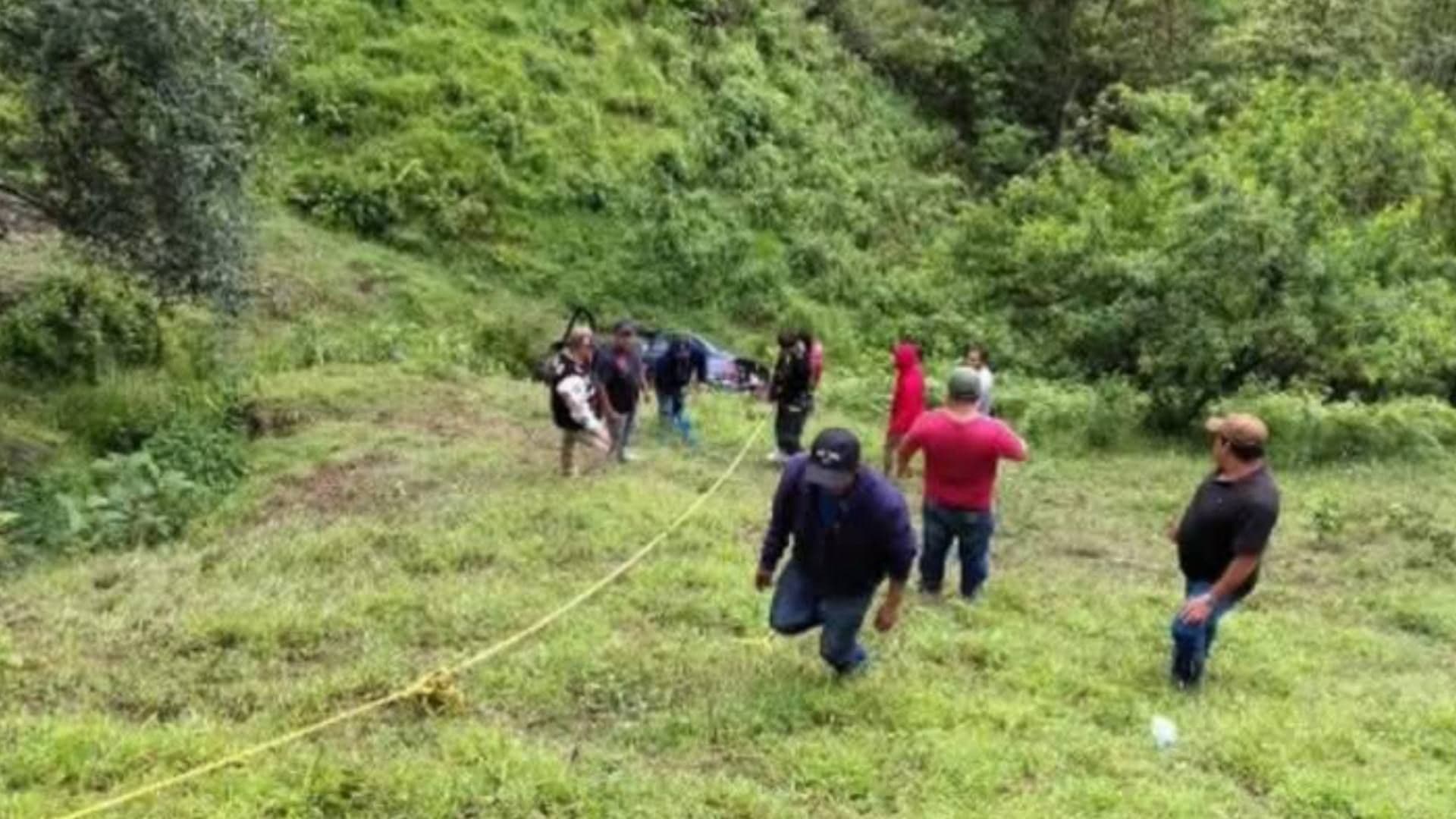 Conductor Termina en el Fondo de un Barranco con su Automóvil en Veracruz; Esto se Sabe