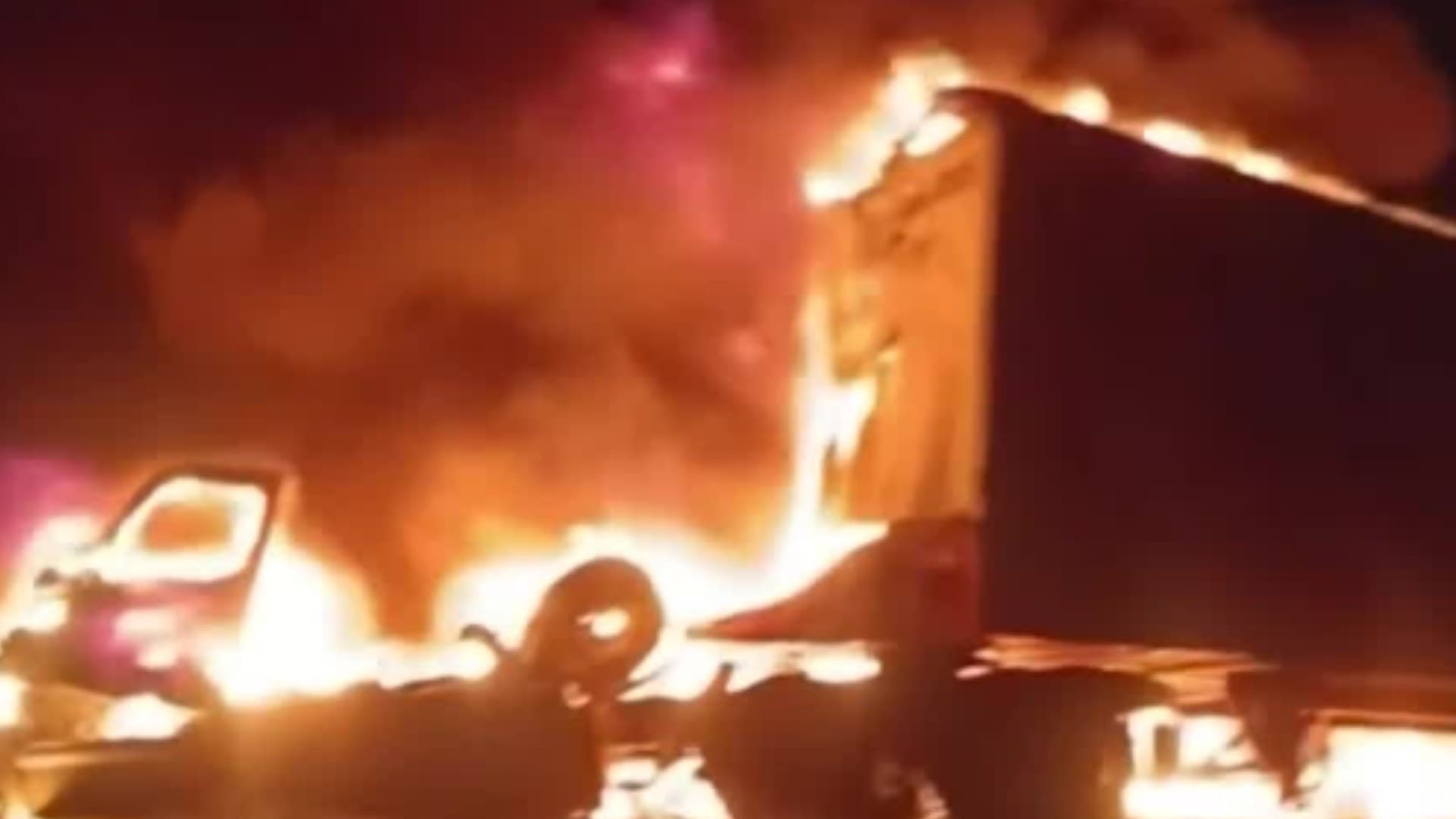 Muere Hombre Calcinado tras Choque de Tráileres en Autopista a Laredo en Sabinas Hidalgo, NL