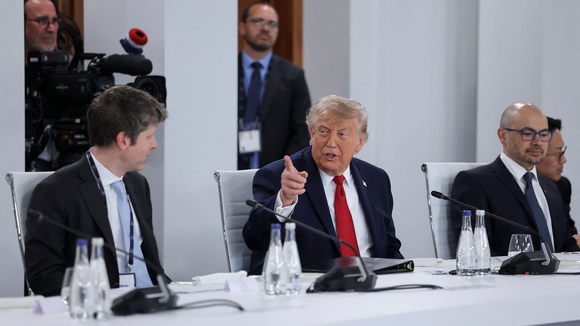 Así Fue la Audaz Entrada de Trump a Reunión del G7 de Hoy: ¿Qué Dijo Frente a Macron?