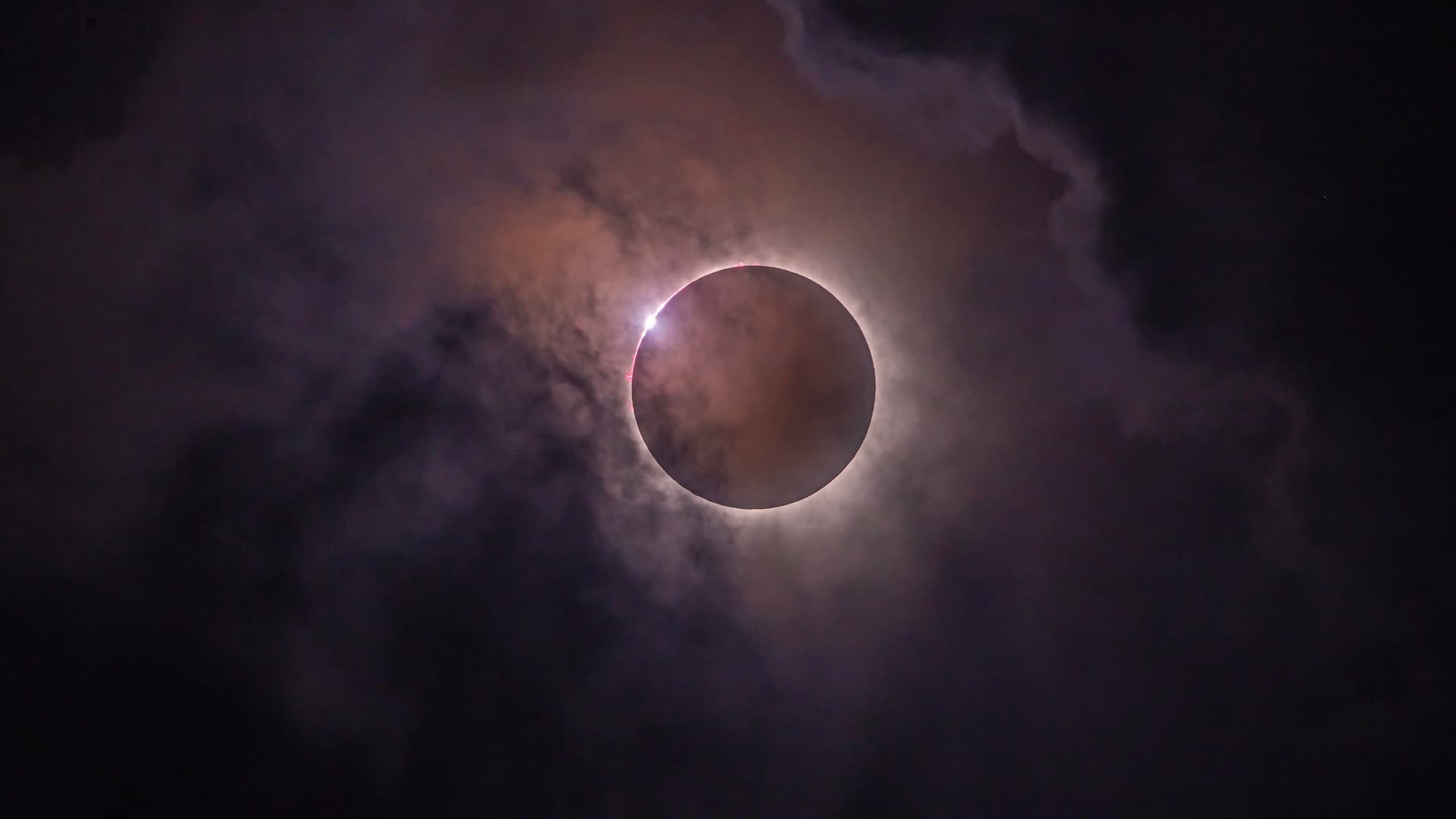 Eclipse Total de Sol y las Perseidas Ocurrirán el Mismo Día de 2026, ¿Cómo Ver Este Espectáculo?