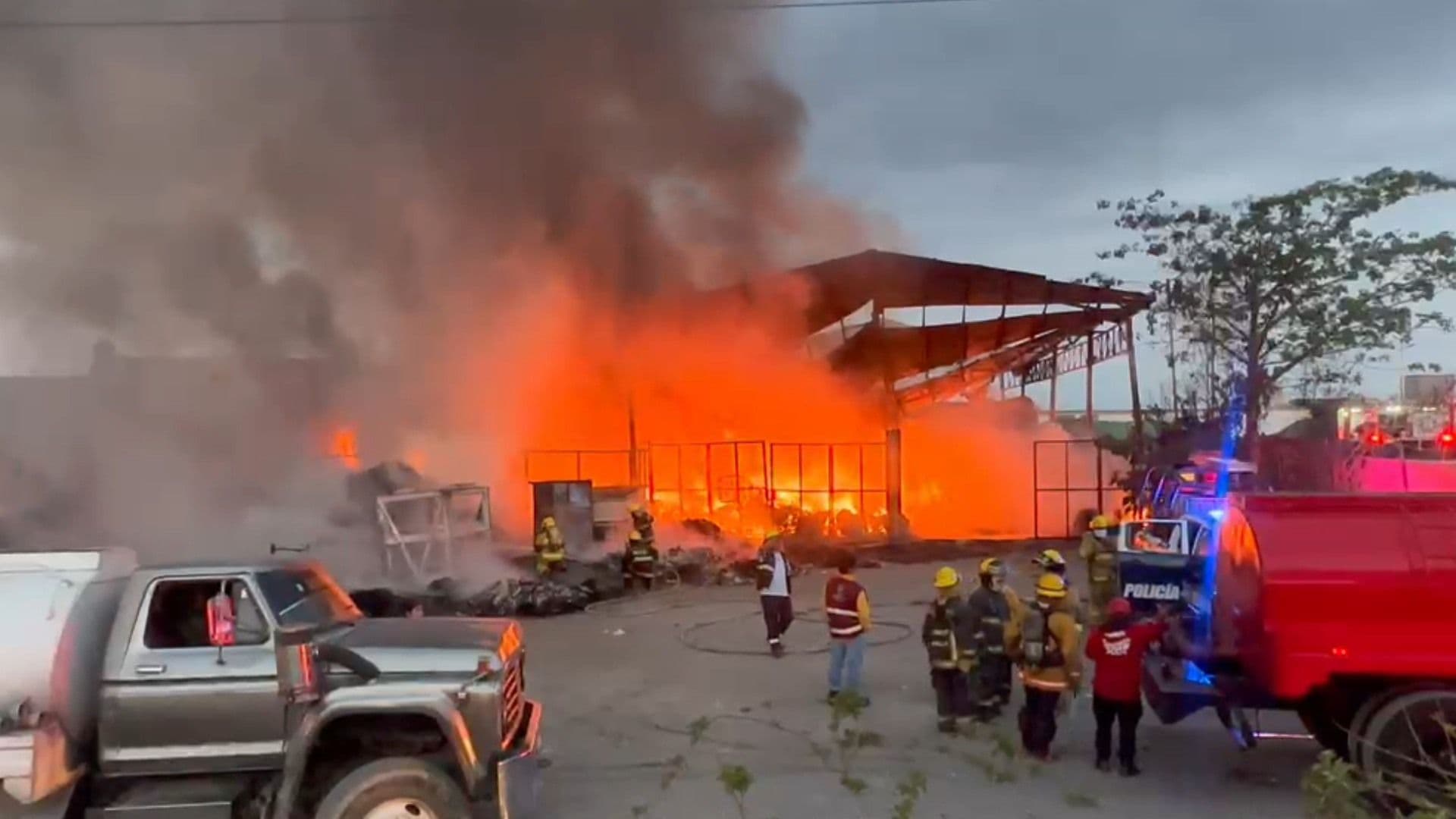 Se Incendian Desechos Industriales en Planta Recicladora de Puebla y se Genera Columna de Humo