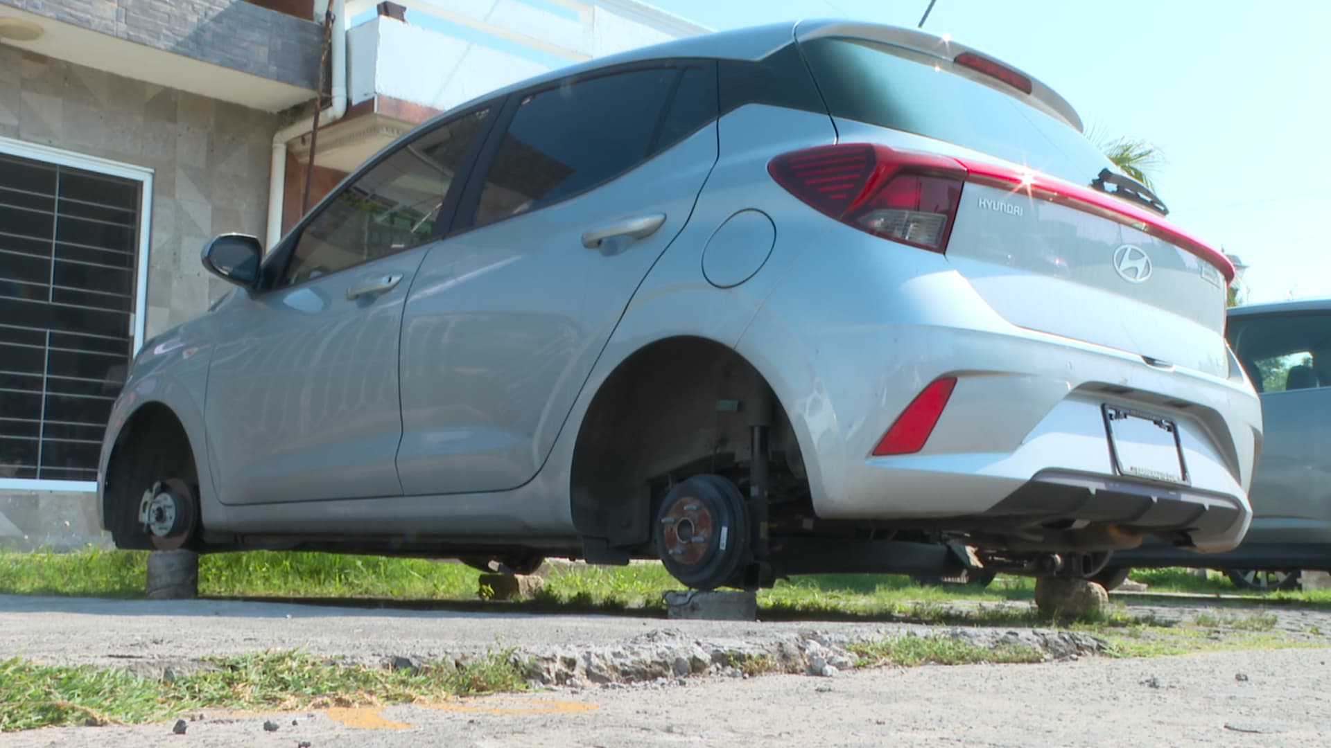 Ladrones Dejan Sobre Tabiques un Vehículo tras Robar las Llantas y los Rines en Veracruz