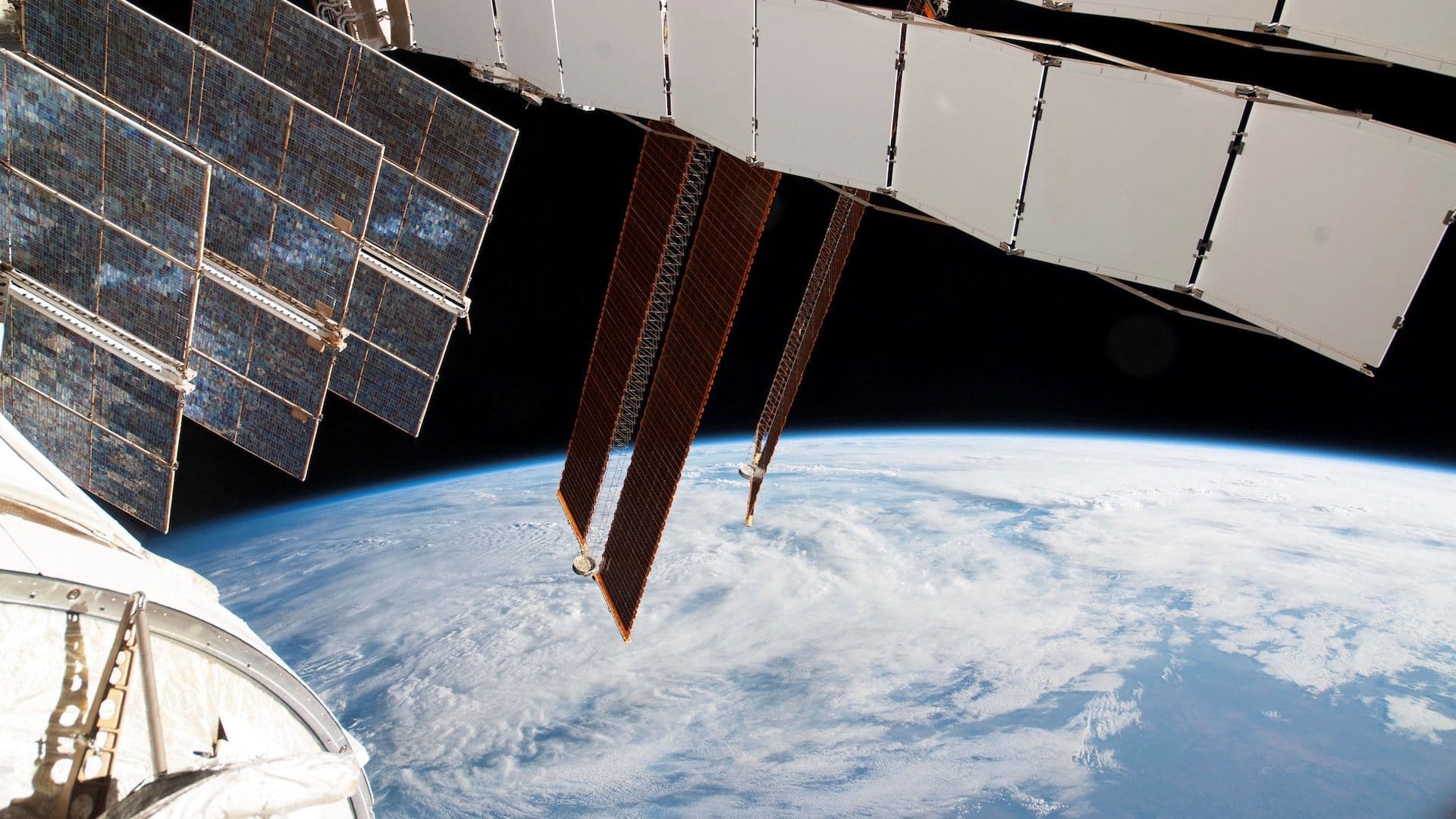 ¿Por Qué la NASA Ordenó a Astronautas de la Estación Espacial Internacional Preparar Evacuación?