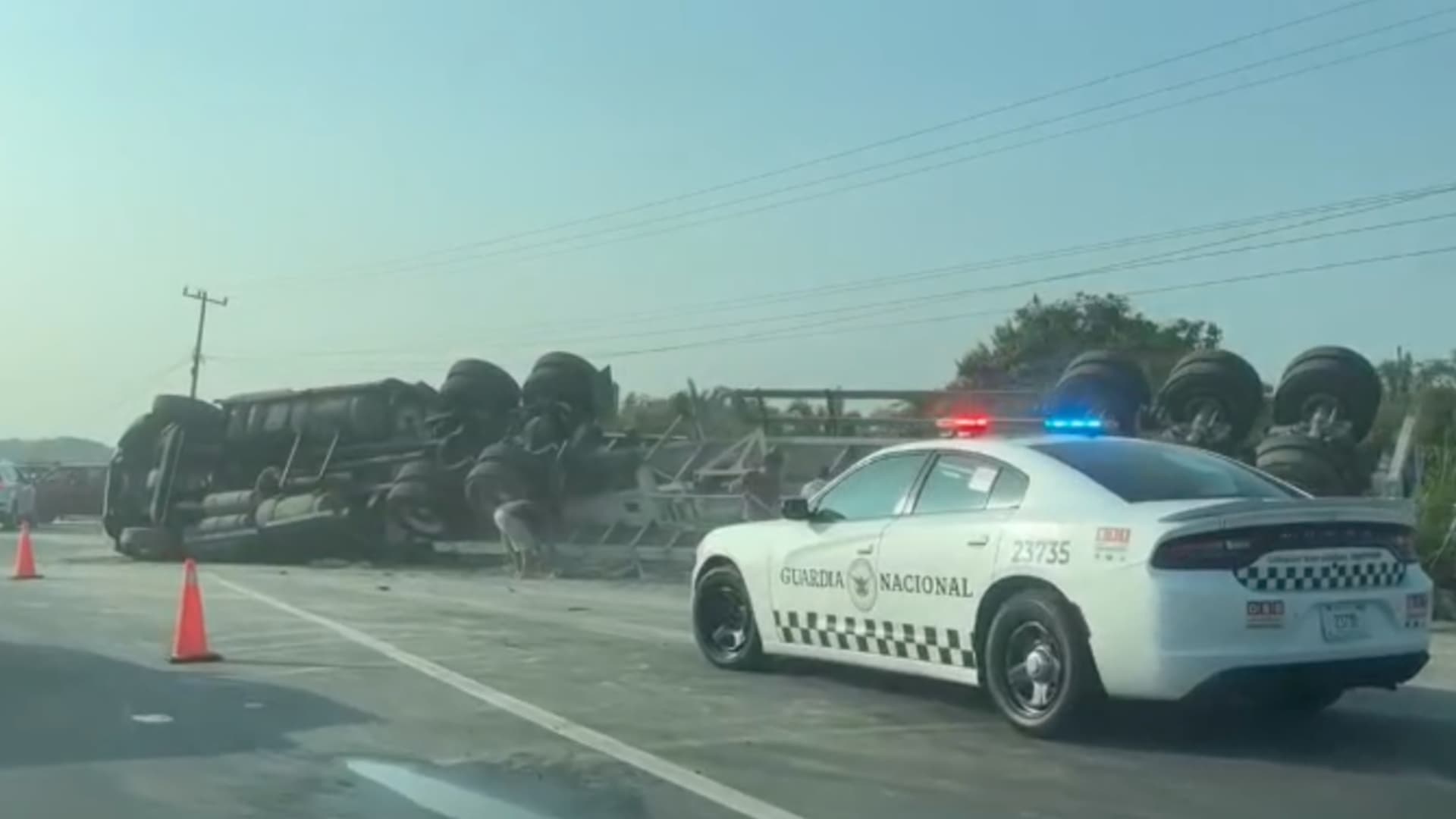 Tráiler Cargado con Cemento Vuelca en Carretera de Coatzacoalcos, Veracruz; Hubo Actos de Rapiña