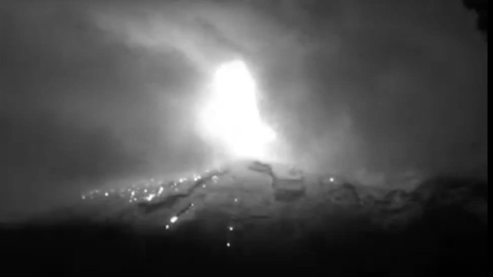 Volcán Popocatépetl Expulsa Material Incandescente durante Fuerte Tormenta a su Alrededor