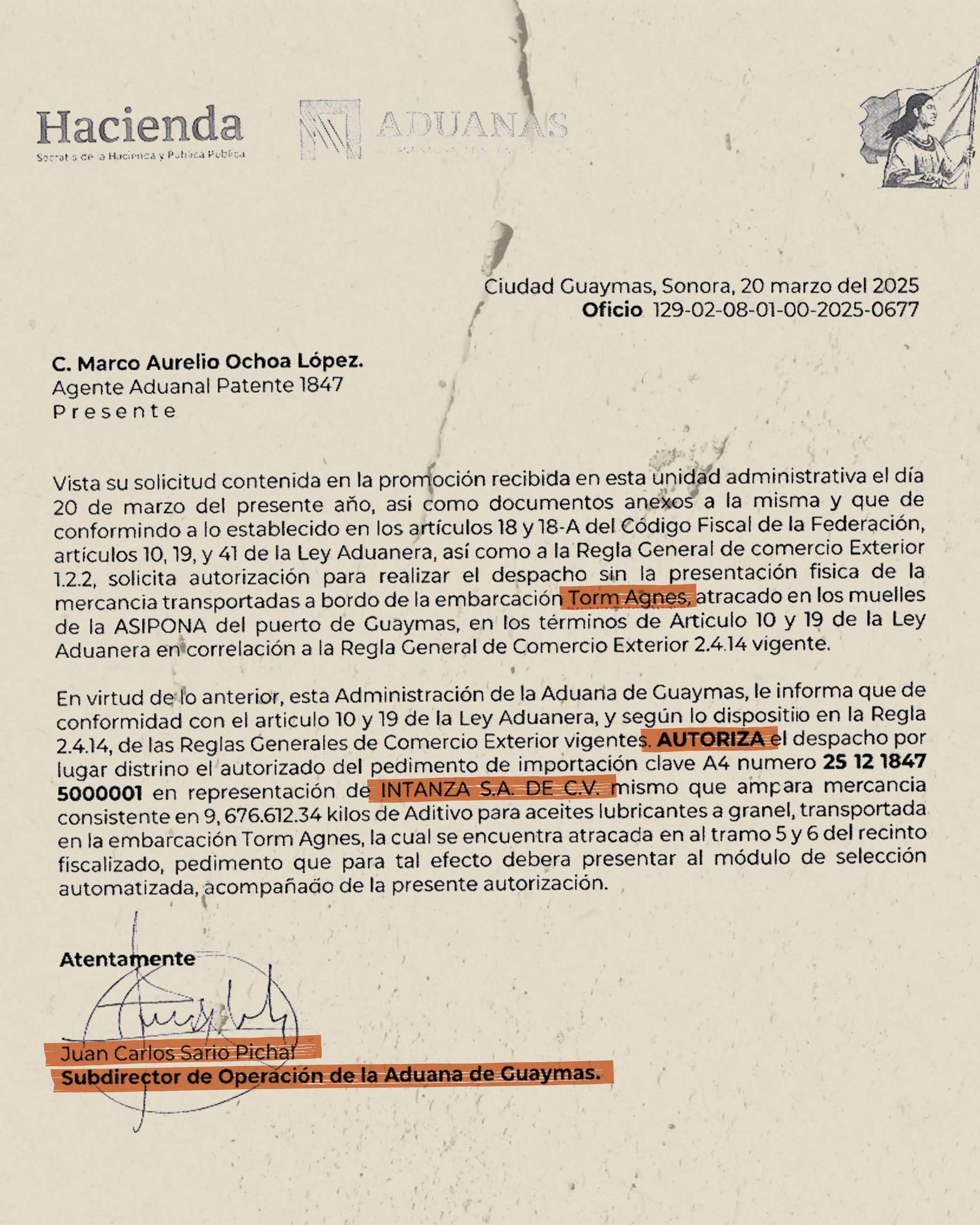 Documento de la Secretaria de Hacienda. Carta oficial de Aduanas, dirigida a Marco Aurelio Ochoa López, con la firma y el sello de Juan Carlos Sario Pichal, en la que se autoriza el despacho por un lugar distinto al autorizado