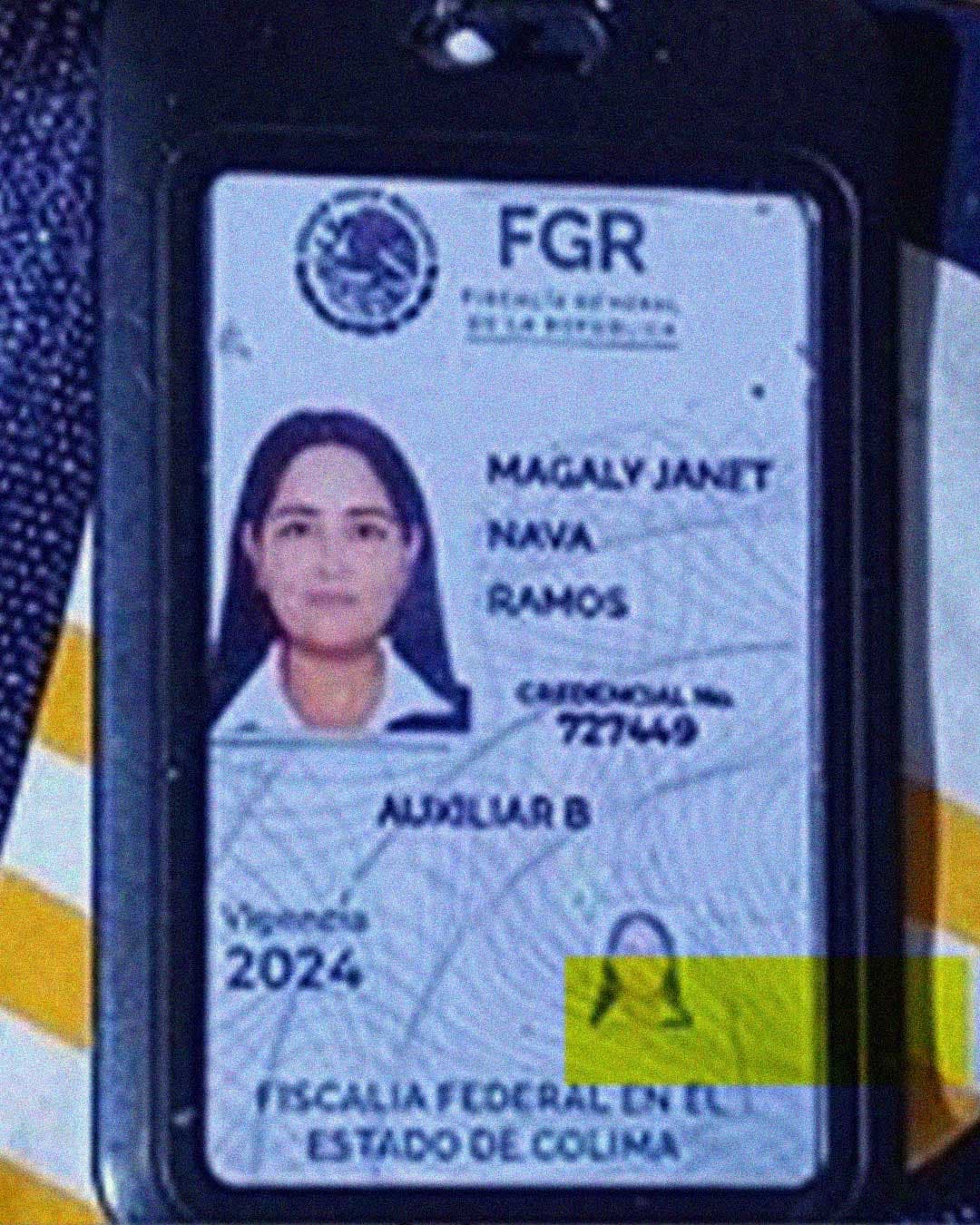 La Fiscalía subrayó en la petición a la jueza que esta organización criminal no sólo tiene un alto poder económico y logístico, sino también capacidad real de intimidación, cooptación institucional y control territorial. Credencial de identificación con la foto de Magaly Janet Nava Ramos, en la que figuran las siglas 'FGR' y 'Fiscalía Federal en el Estado de Colima'. Magaly investigaba casos de huachicol fiscal.